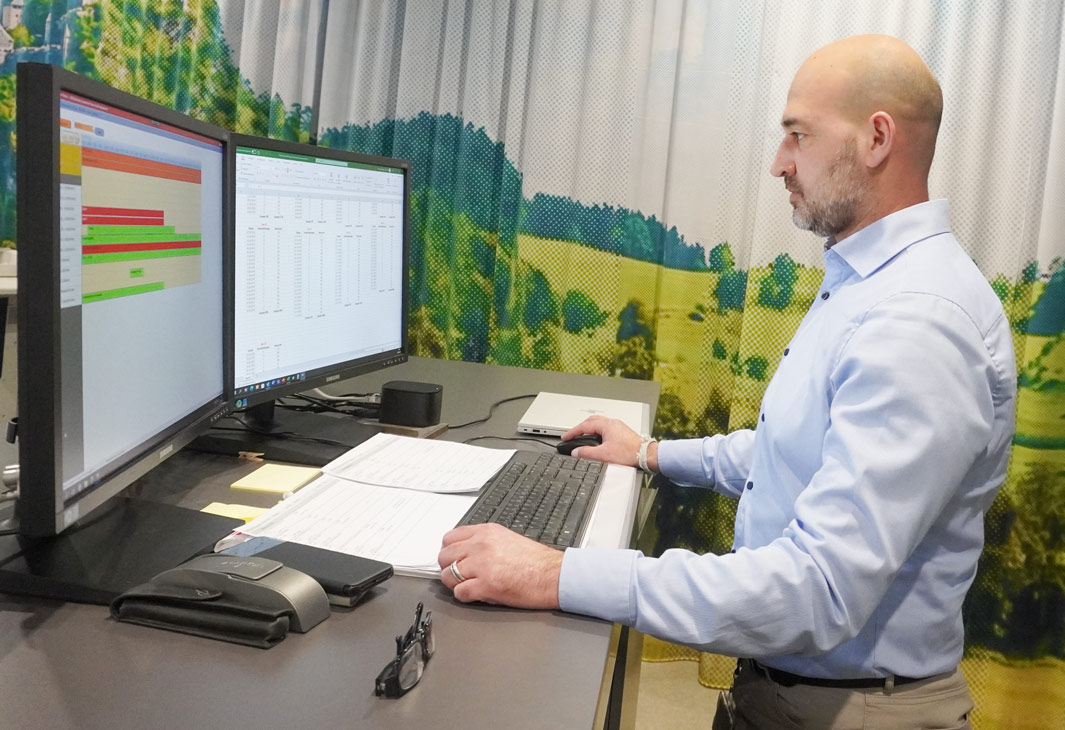© ÖBB / Steyrer Mitarbeiter des Facility Management bei der Überprüfung der Werte.