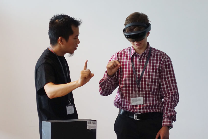 © ÖBB Mitarbeiter beim Testen der Hololense.