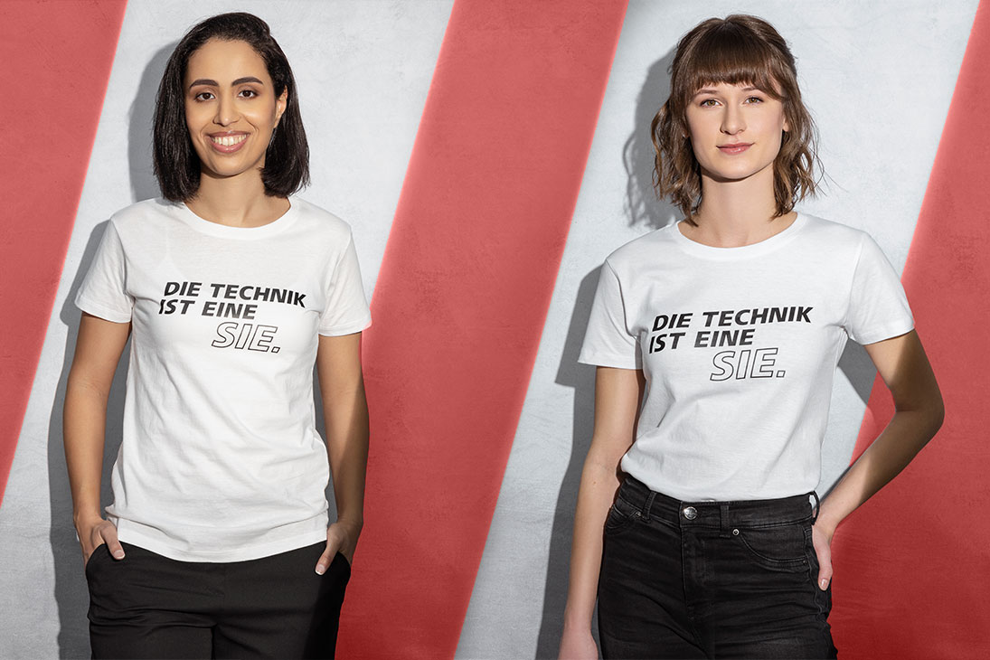 Mitarbeiter:innen mit "Die Technik ist eine SIE" T-Shirt.