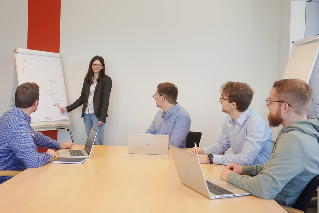 © ÖBB / Steyrer Digiattack Meeting mit Präsentation.