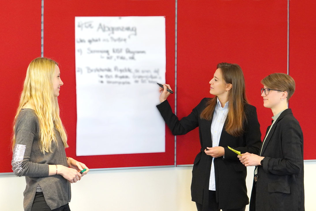 © ÖBB / Hodina IKT Mitarbeiterinnen bei einer Präsentation.