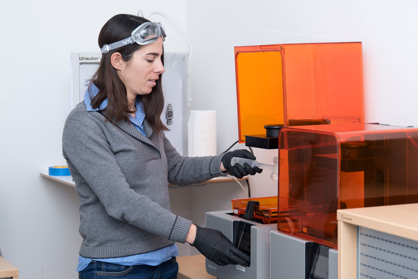 © ÖBB Mitarbeiterin beim 3D Druck.