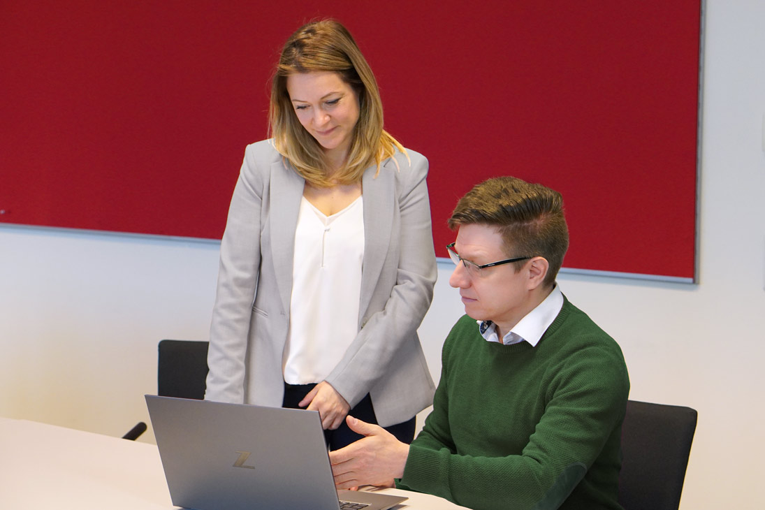 © ÖBB / Hodina Mitarbeiter:innen im Gespräch am Computer.
