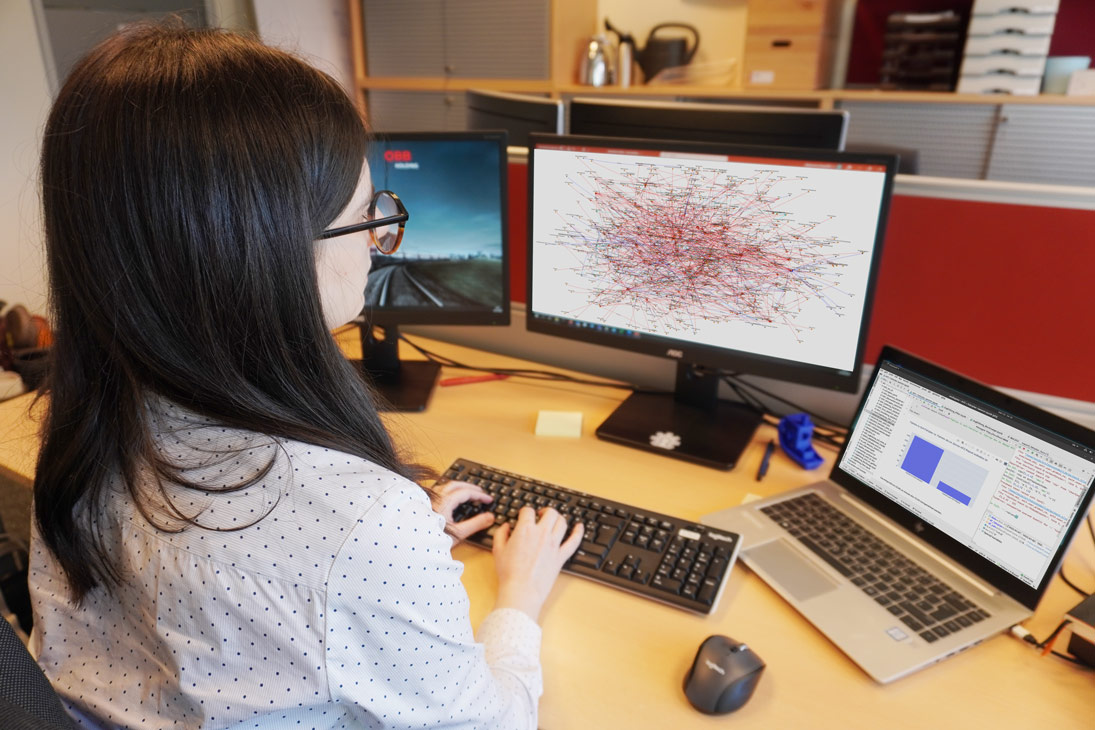 © ÖBB / Steyrer Mitarbeiterin des digi@ttack Teams arbeitet an sematischem System.