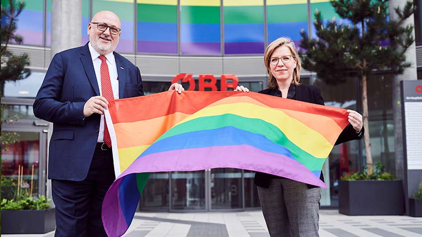 Andreas Matthä mit Pride Flagge.
